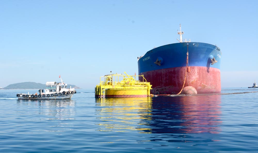 Tàu PV Trans nhập dầu thô cho Nhà máy lọc dầu Dung Quất qua phao rót dầu không bến.