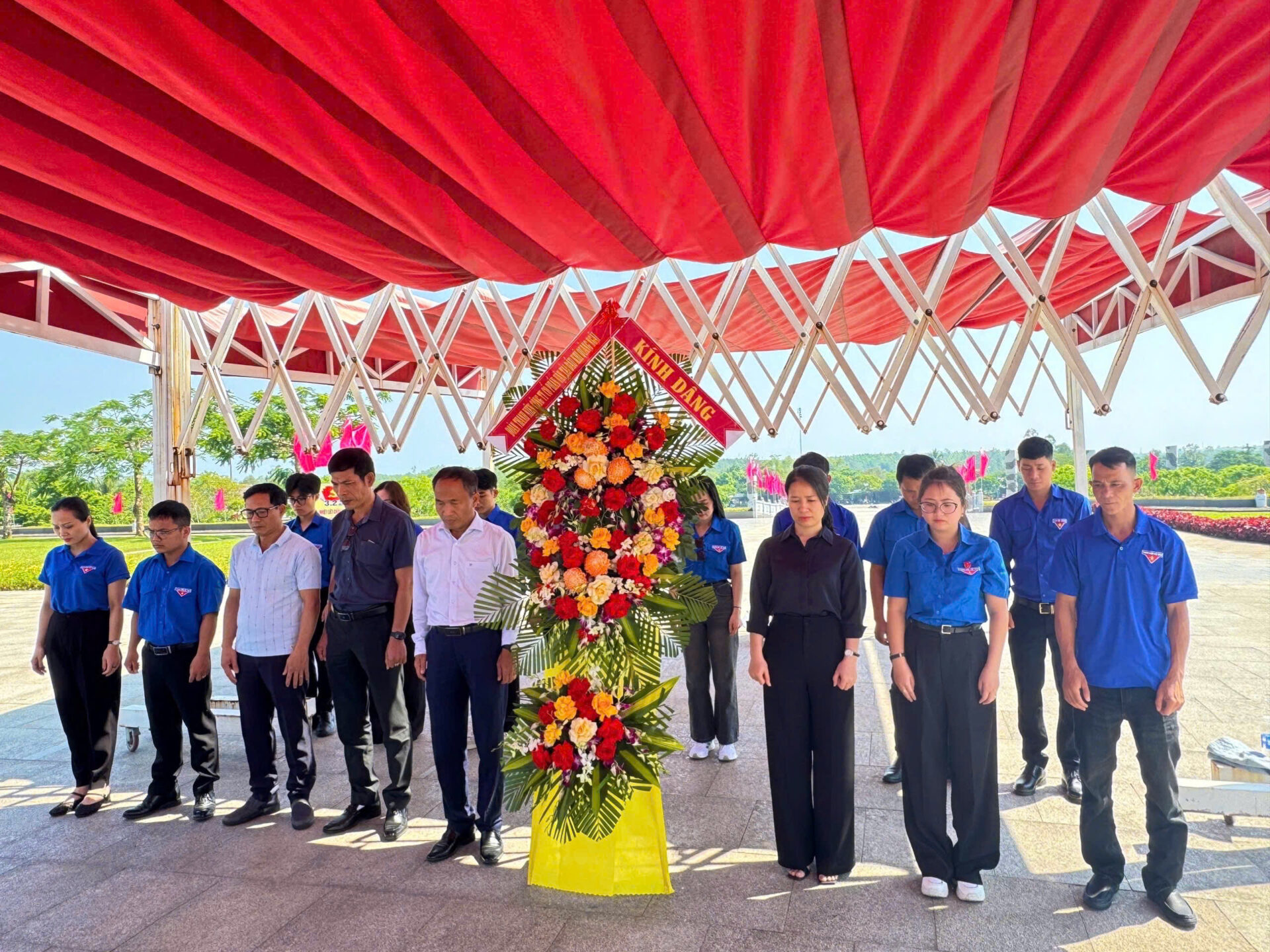 Đoàn Thanh niên PVTrans Quảng Ngãi tổ chức dâng hoa tượng đài Mẹ Thứ