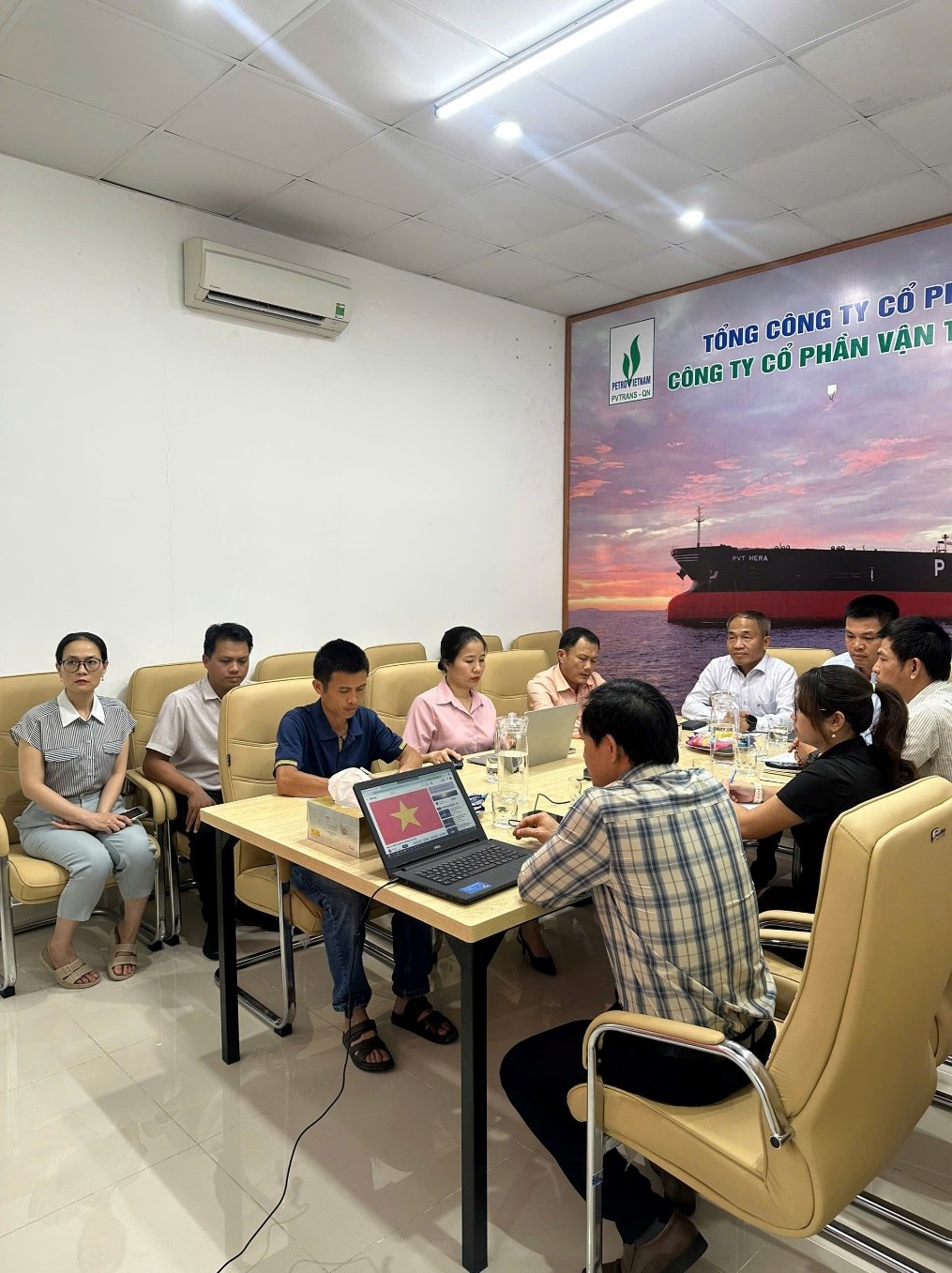 Chi bộ Công ty Cổ phần Vận tải Dầu khí Quảng Ngãi tổ chức sinh hoạt định kỳ tháng 05/2026