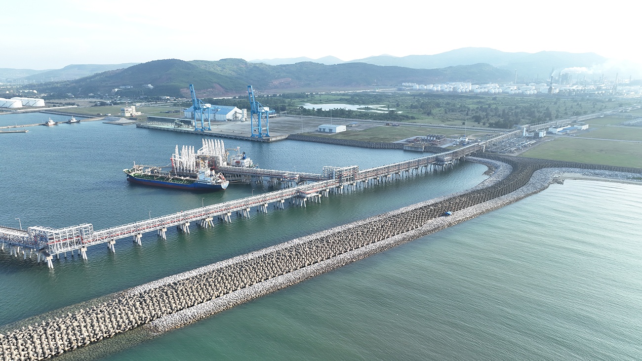 Nhà máy Lọc hóa dầu Nghi Sơn là biểu tượng của dòng vốn FDI vào ngành năng lượng, mà Petrovietnam là đối tác nòng cốt trong liên doanh cùng các tập đoàn năng lượng quốc tế