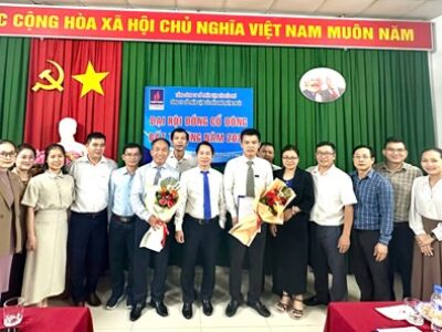 Tập thể CBCNV Công ty chúc mừng các đồng chí nhận nhiệm vụ mới