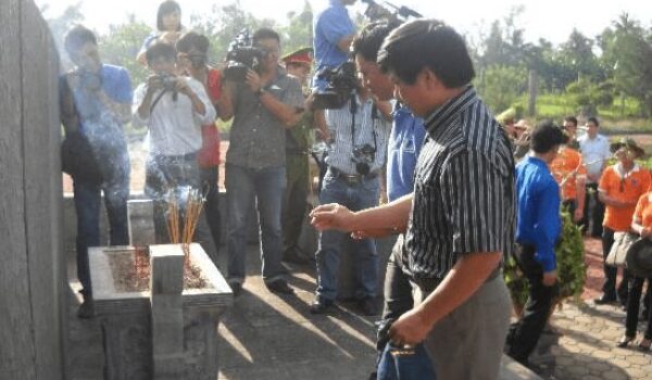 Đ/C Lê Anh Chiến, Phó ban Tuyên giáo Đảng ủy PVN thắp hương tưởng niệm tại khu chứng tích Sơn Mỹ.
