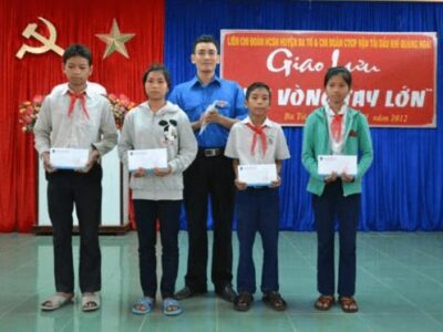 Đoàn TN PVT Quảng Ngãi trao tặng học bổng cho học sinh nghèo. Ảnh: PVT QN