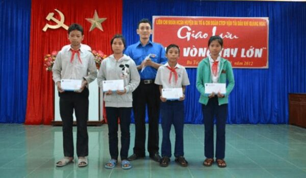 Đoàn TN PVT Quảng Ngãi trao tặng học bổng cho học sinh nghèo. Ảnh: PVT QN